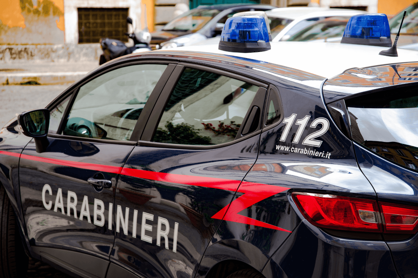 Auto dei carabinieri parte per una segnalazione di violenza su minore.