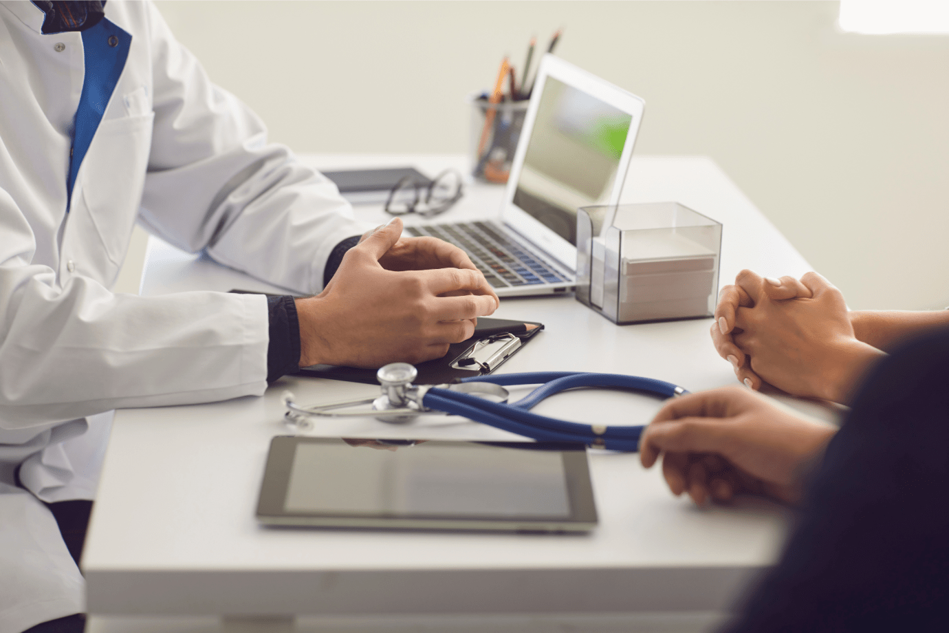 Personale sanitario che assiste vittima di abuso minorile.