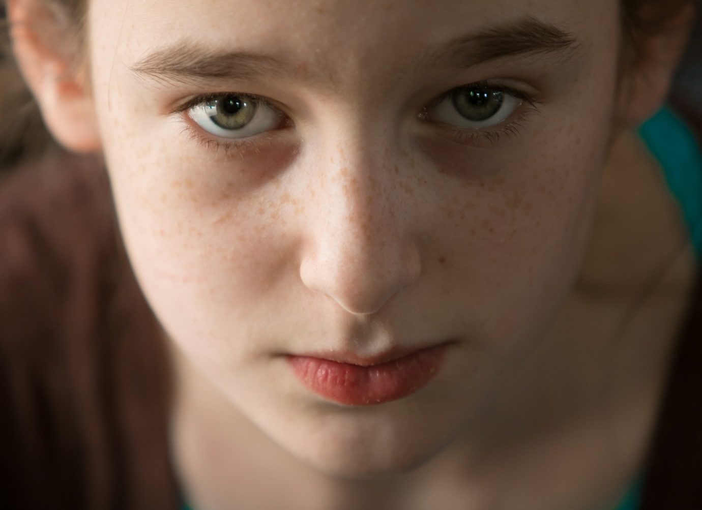 Adolescente vittima di bullismo online.